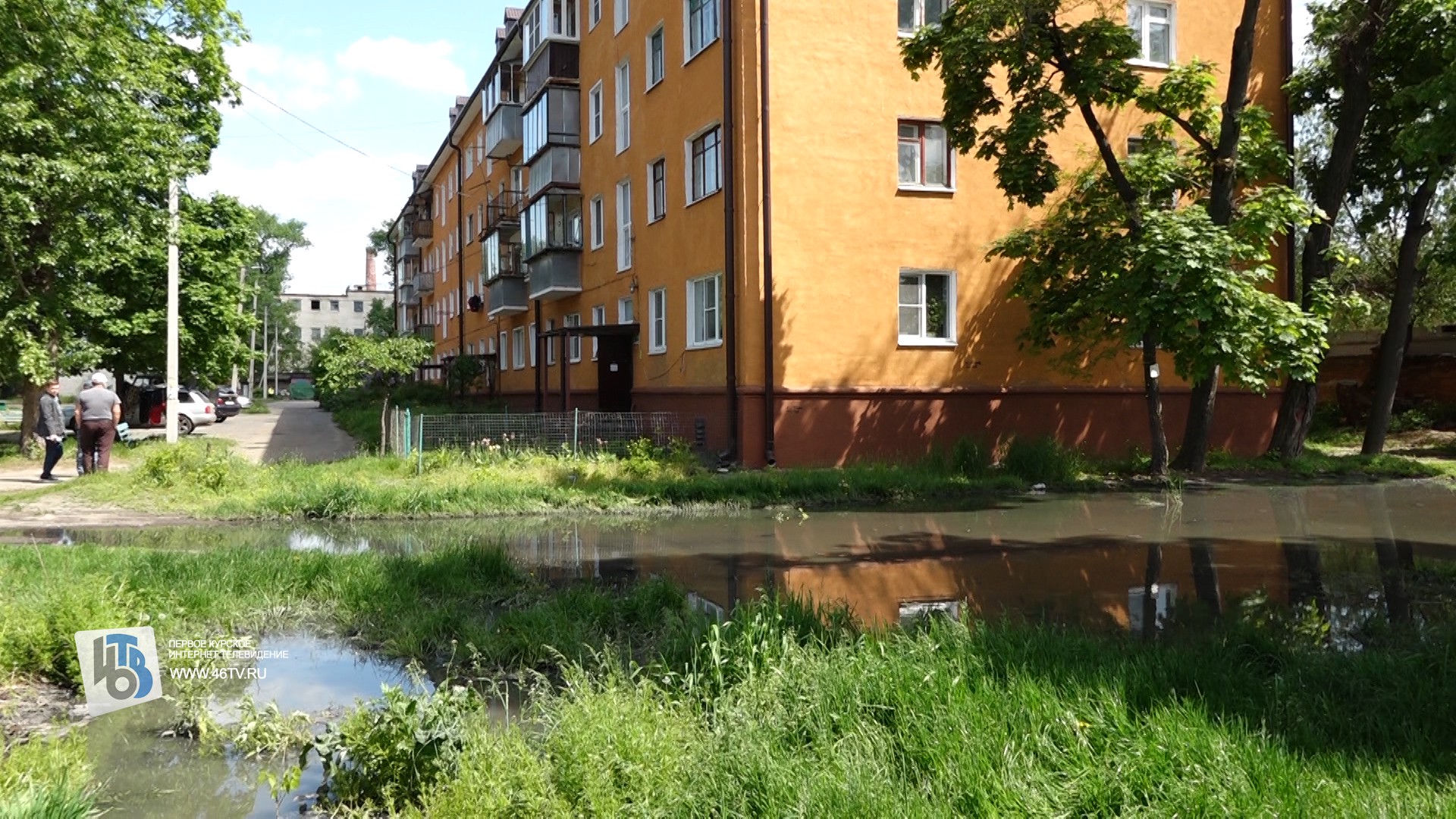 В Курске фекальное озеро уже второй месяц заливает двор жилого дома на  улице Энгельса » 46ТВ Курское Интернет Телевидение